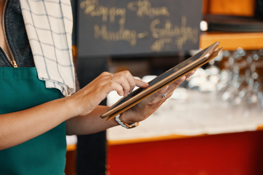 garçonete mexendo no sistema de fila de espera no tablet