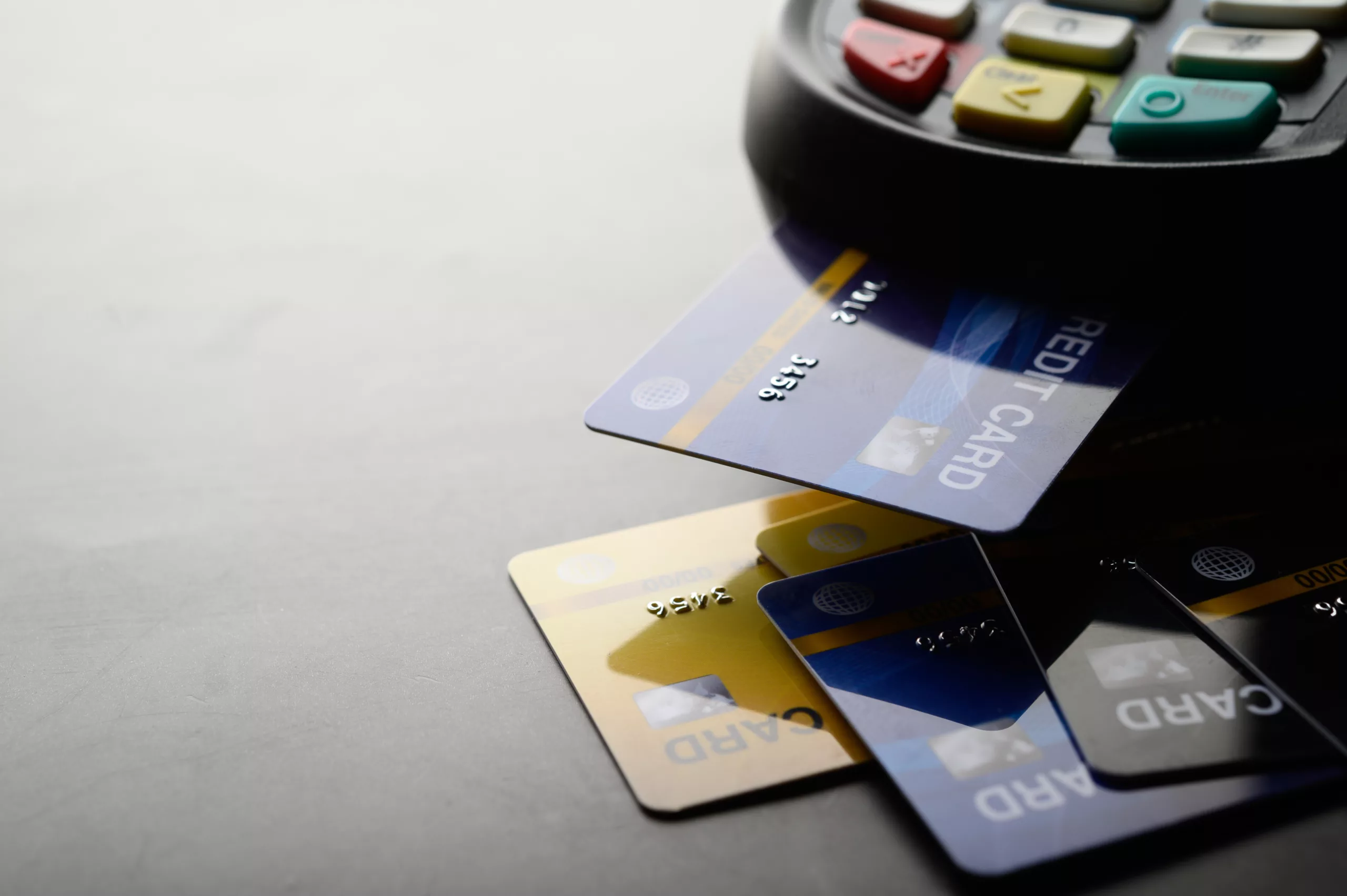 Pagamento com cartão de crédito na compra de produtos e serviços