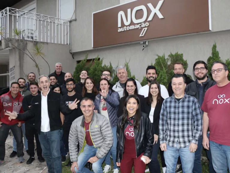 Equipe em frente à sede da Nox