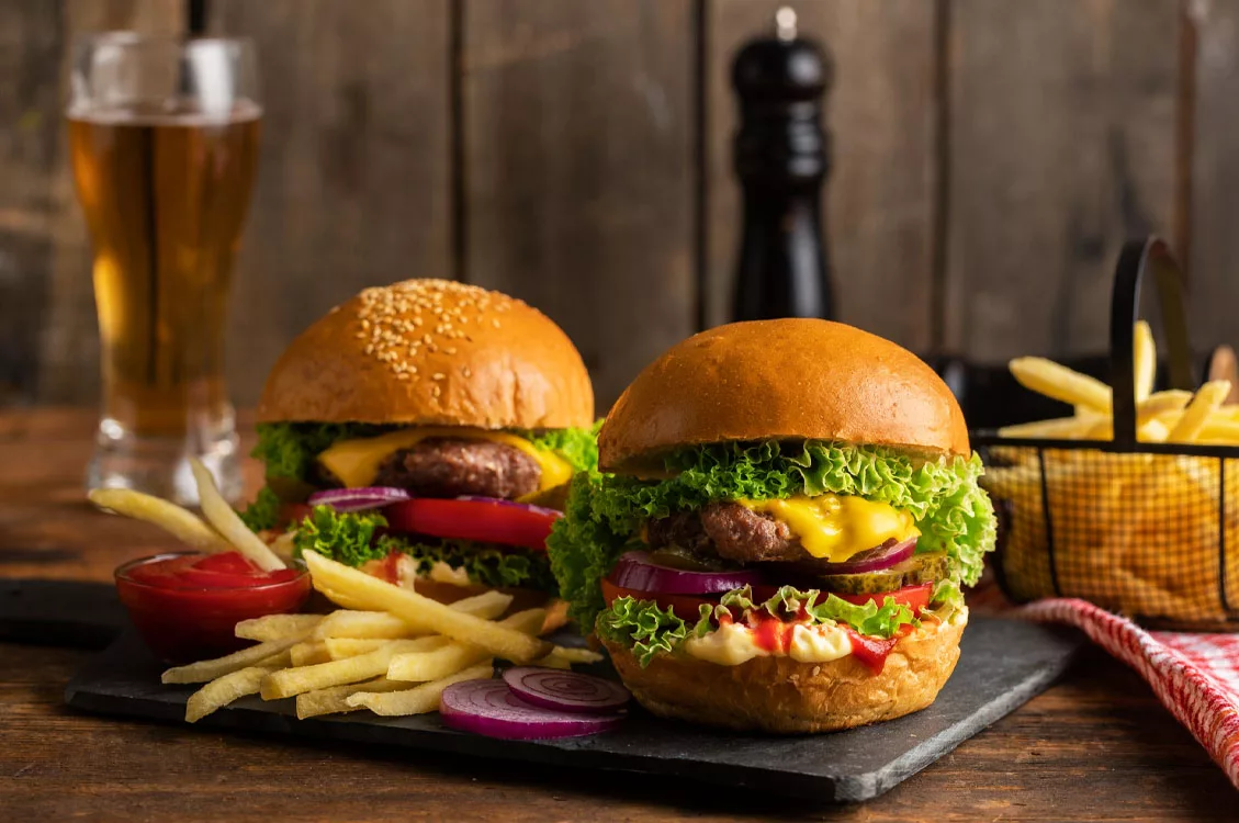 Combo de hambúrguer, batata frita e cerveja, exemplo de kit de produtos vendido com preço fechado