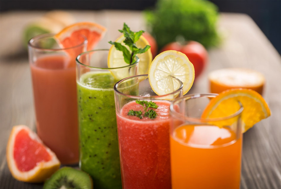 Copos de suco de sabores diferentes, exemplo de produto vendido com variação de sabor