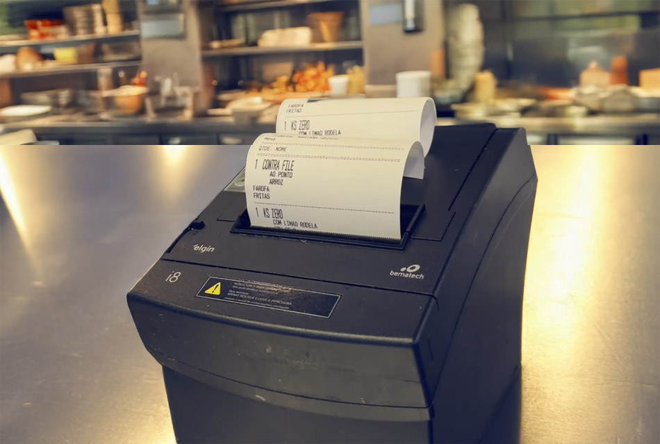 Impressora de produção de um restaurante imprimindo o pedido lançado no PDV do NoxMob Gourmet
