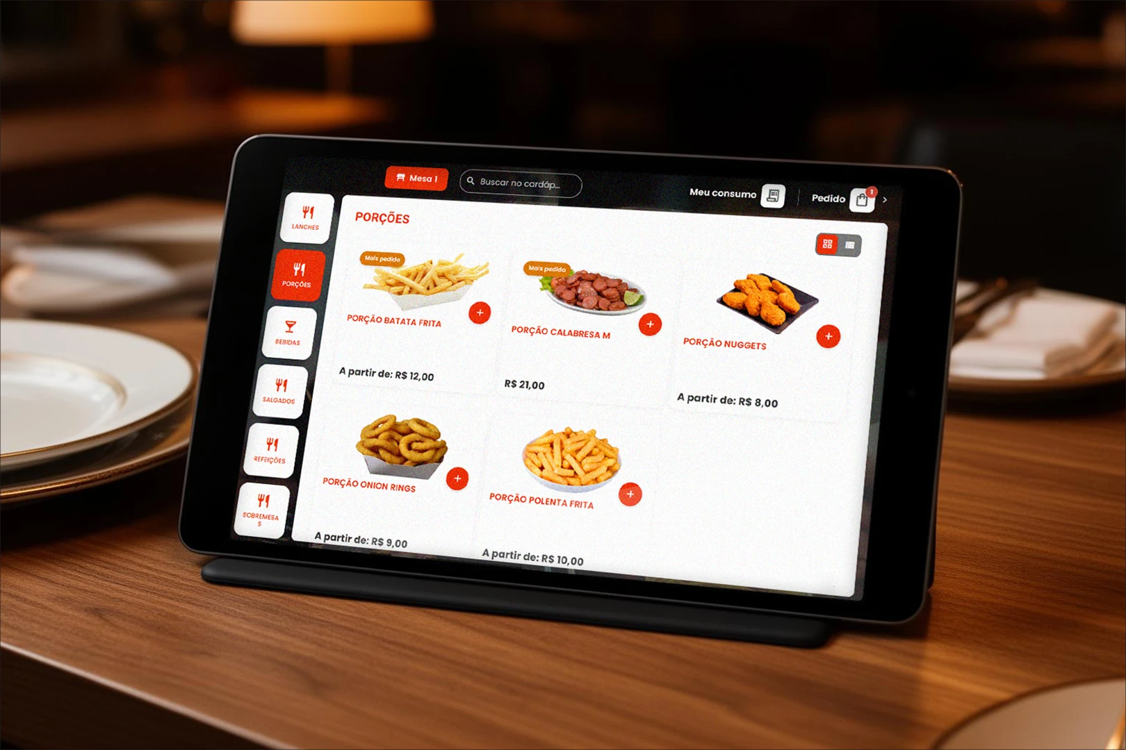 Tablet na mesa do restaurante com cardápio digital para o cliente pedir