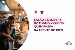 Cozinheiro na chapa durante o pico, com pratos do salão e sacolas de delivery no passa-pratos ao fundo