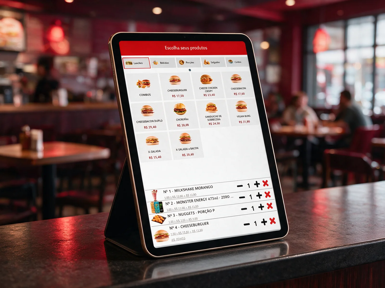 Tablet Android em suporte no balcão exibindo o cardápio de lanches do autoatendimento NoxMob
