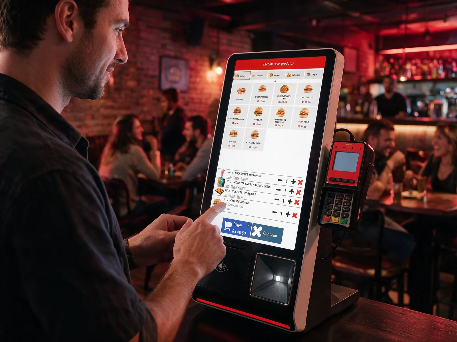 Cliente monta o pedido no totem de autoatendimento de uma hamburgueria, com pinpad TEF ao lado da tela